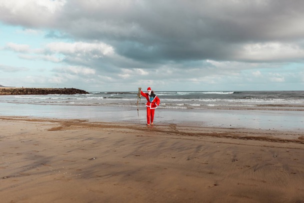 Mann reinigt Strand von Plastik und Fischernetzen - Foto, Bild