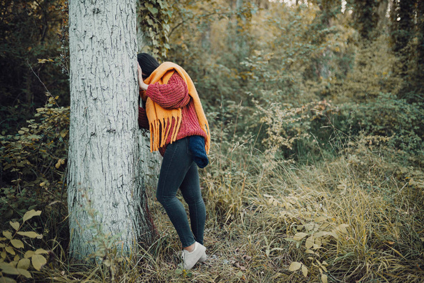 Жінка прогулюється лісом протягом дня
 - Фото, зображення