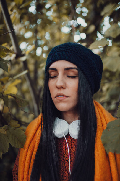 Barna nő portré vele fülhallgató az erdőben - Fotó, kép
