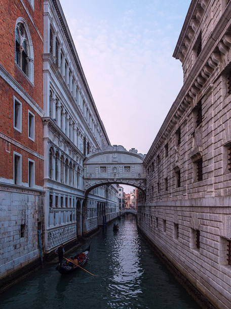 Вид на міст Зітхів у Венеції (Італія).. - Фото, зображення