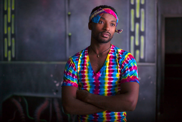 虹色のバンダナと多色のTシャツを着た若いアフリカ人男性が   - 写真・画像