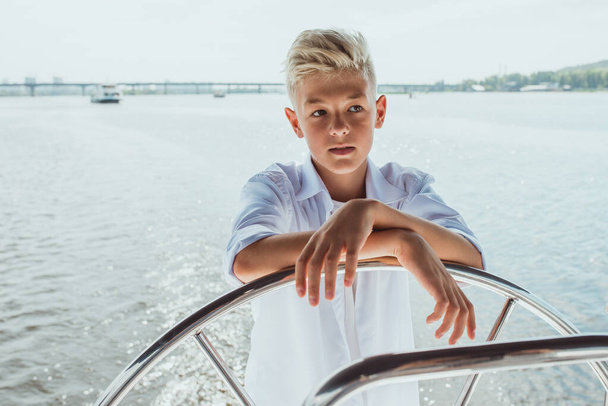 красивый белый мальчик на яхте - Фото, изображение