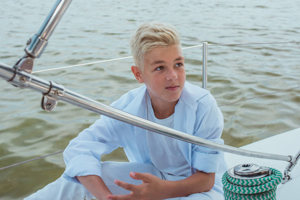 pohledný kavkazský chlapec na jachtě - Fotografie, Obrázek