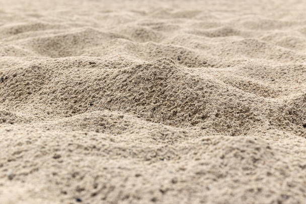 Textura de fondo de arena después de la lluvia. Playa de arena húmeda - Foto, imagen