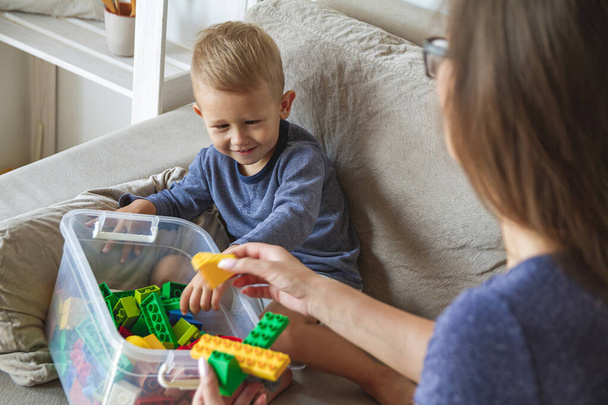 Mom and son playing together, building block toys - Foto, Imagem