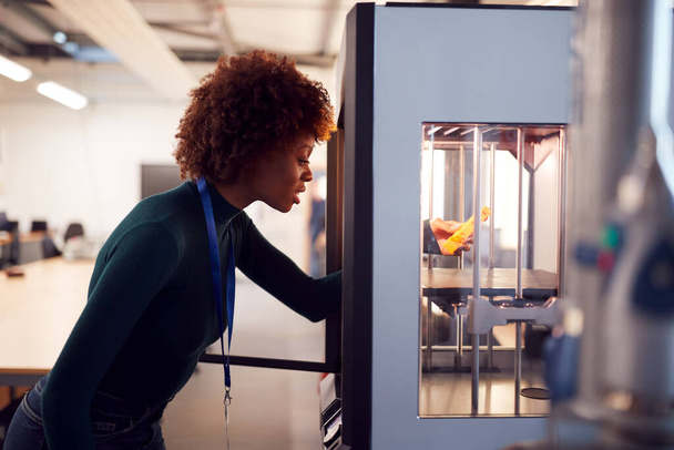Female College Student Studying Engineering Using 3D Printing Machine - Foto, Imagem