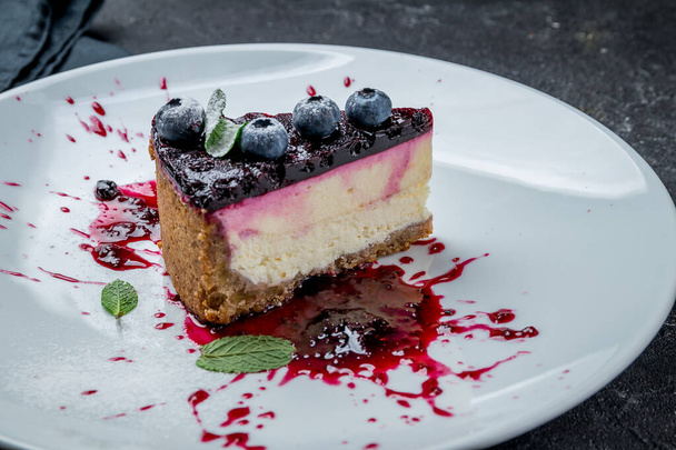 Blueberry cheesecake on plate - Φωτογραφία, εικόνα
