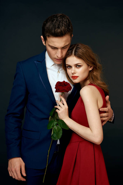luxusní pár objetí romantika vztah růže přes tmavé izolované pozadí - Fotografie, Obrázek