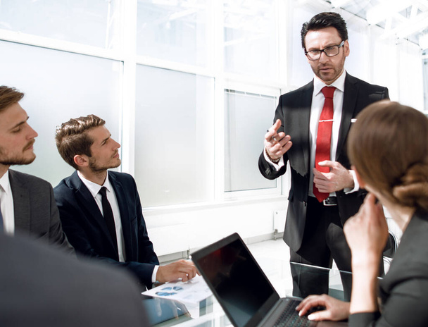 businessman holds a briefing with the business team - Zdjęcie, obraz