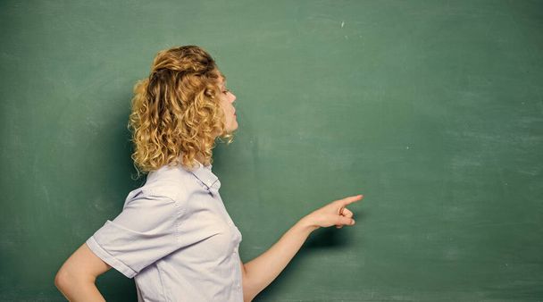 Just look here. Pay attention. Teachers enlighten path of success. Woman teacher in front of chalkboard. Important information to remember. Teacher friend of learners. Teacher explain hard topic - Foto, immagini