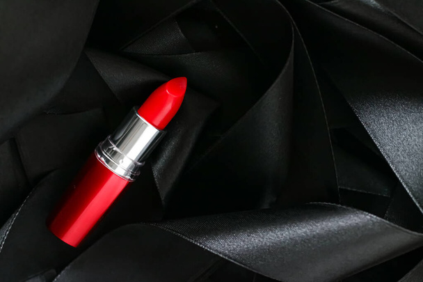 Roter Lippenstift auf schwarzem Seidenhintergrund, luxuriöses Make-up und Schönheitskosmetik - Foto, Bild