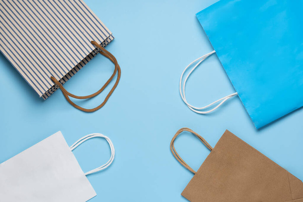 Papiertasche, Einkaufstasche in blau, weiß und braun auf blauem Hintergrund - Foto, Bild