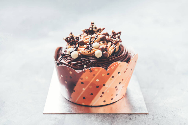 Kleine driedubbele chocoladetaart versierd met chocolade glazuur - Foto, afbeelding