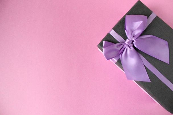 подарок в праздничной коробке подарка на розовом фоне с пространством для копирования текста новогодний день матери день рождения женщины - Фото, изображение