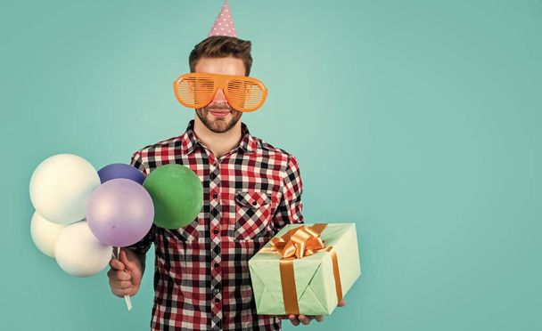 Shopping in mall. funny man in birthday cap. guy hold festive balloons. happy holiday celebration. time for fun and presents. happy birthday or anniversary. feel cheer and joy. pure party goer - Foto, afbeelding
