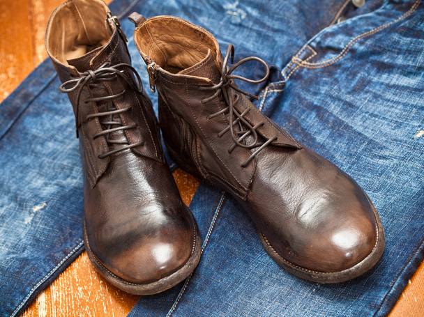 Кожаные сапоги коричневые и синие джинсы
 - Фото, изображение