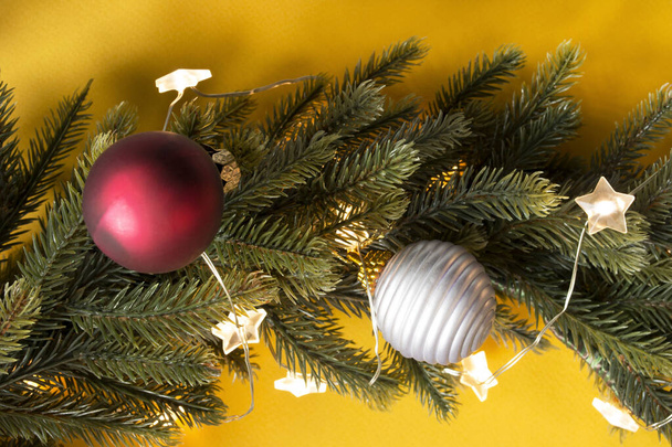Christmas decorations closeup on yellow background - Foto, afbeelding