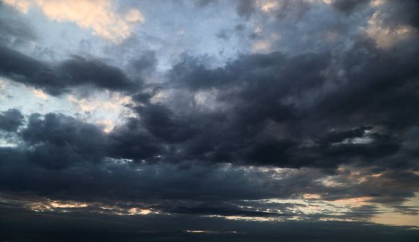 hermoso cielo oscuro dramático con nubes tormentosas  - Foto, Imagen