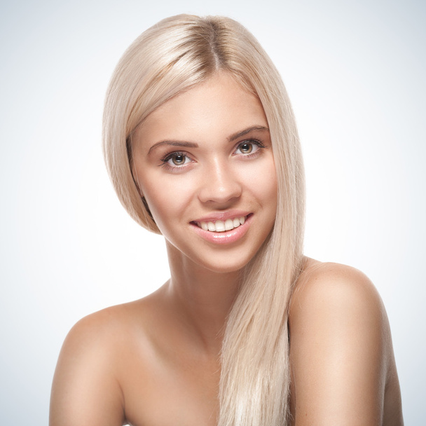 Young smiling woman with beautiful healthy face - Zdjęcie, obraz