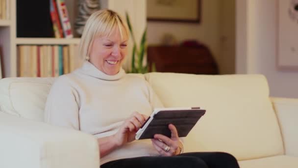 Senior woman using touch pad device - Séquence, vidéo