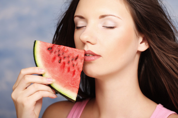 Woman  holding watermelon - Foto, immagini