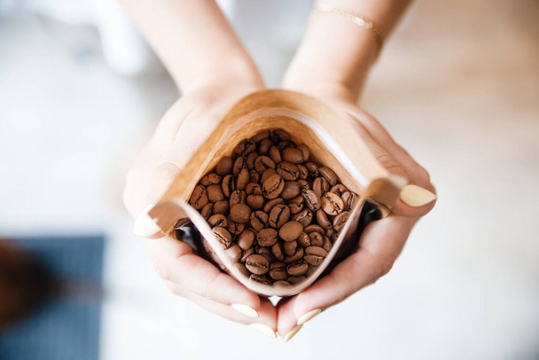 Coffee beans in the palms. Coffee aromaniac - Foto, afbeelding
