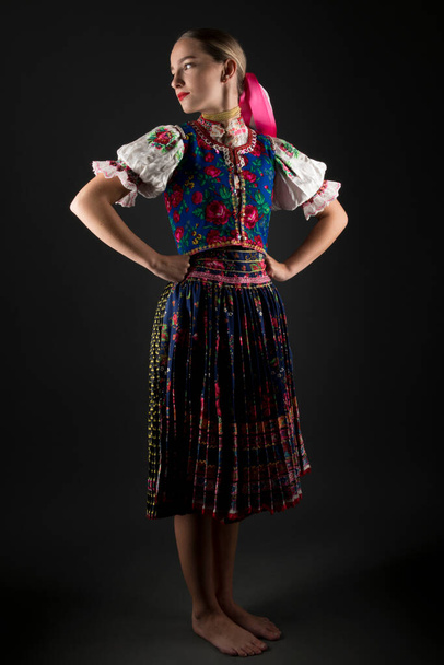 Молода красива словачка в традиційному костюмі. Словацький фольклор. - Фото, зображення