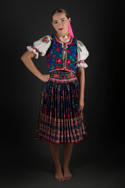Fiatal gyönyörű szlovák nő hagyományos jelmezben. Szlovák folklór. - Fotó, kép