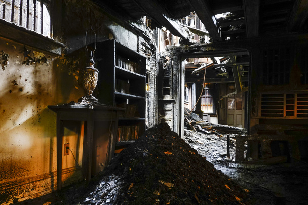 Cornwall, Ct, USA Το εσωτερικό ενός ξύλινου σπιτιού που καταστράφηκε από πυρκαγιά. - Φωτογραφία, εικόνα
