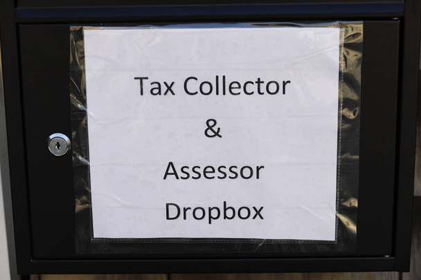West Cornwall, Ct. USA Коробка з податків за межами ратуші. - Фото, зображення