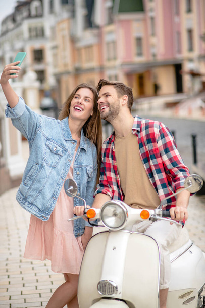 Woman taking a selfie with her boyfriend - Fotoğraf, Görsel