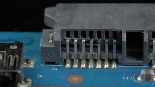 Elektronische chip close-up. De aansluiting van de harde schijf. Extreme macro. - Video