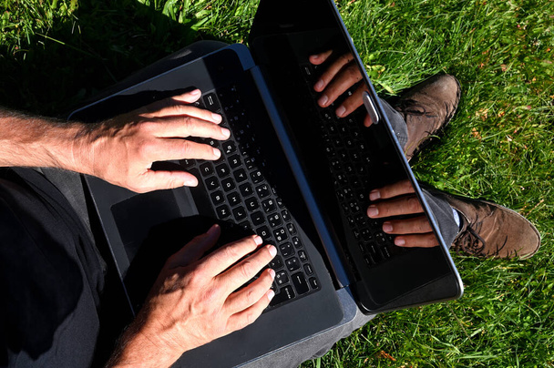Due mani su una tastiera. Nomade digitale - Foto, immagini