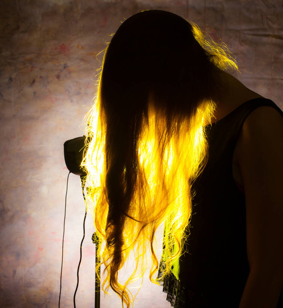 Portrait against the gold light of a young beautiful woman - Fotografie, Obrázek