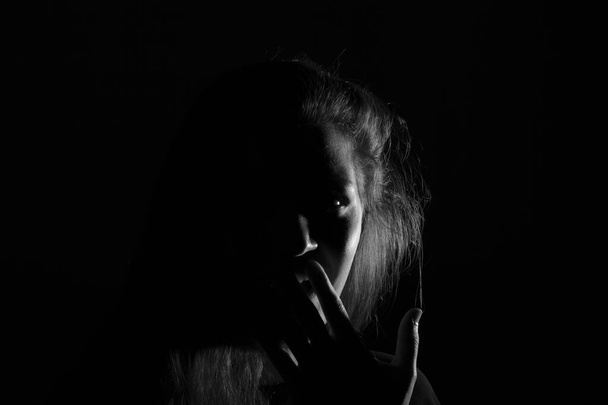 Ασπρόμαυρο πορτραίτο μιας ιταλίδας νεαρής γυναίκας σε μαύρο φόντο - Φωτογραφία, εικόνα