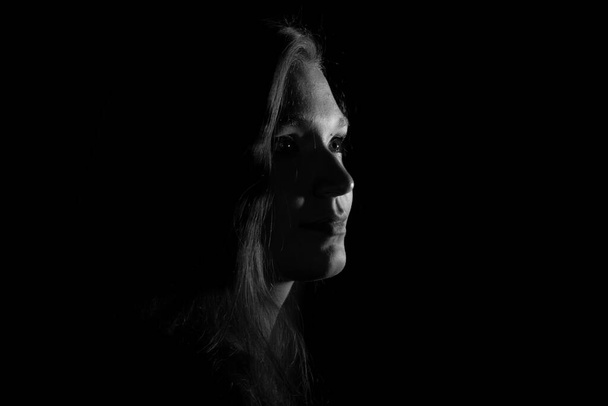 Černobílý portrét italské mladé ženy na černém pozadí - Fotografie, Obrázek