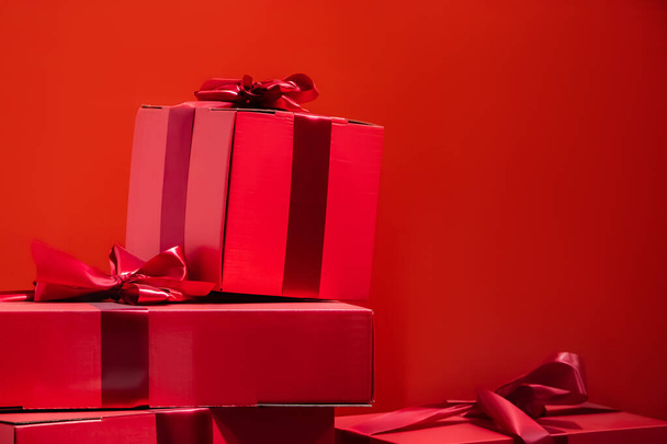Nagyszerű karácsonyi ajándék egy piros dobozban. A szöveg helye. - Fotó, kép