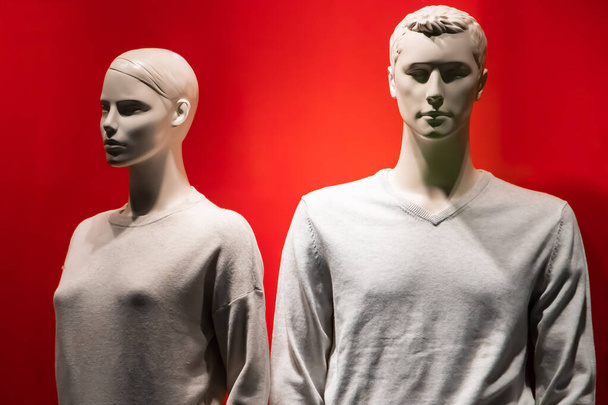 Mannequin in the mall on a red background. The beginning of sales in the store. - Zdjęcie, obraz