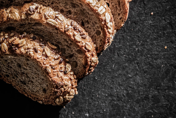 新鮮な全粒穀物種子パン、有機小麦の粉、食品ブログや料理本のレシピの背景としてクローズアップスライステクスチャ - 写真・画像