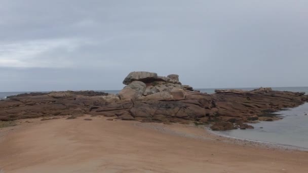 フランス・ブルターニュ州プルマナハのピンクの花崗岩の海岸を歩き、ピンクの輝く岩の形成を見る - 映像、動画