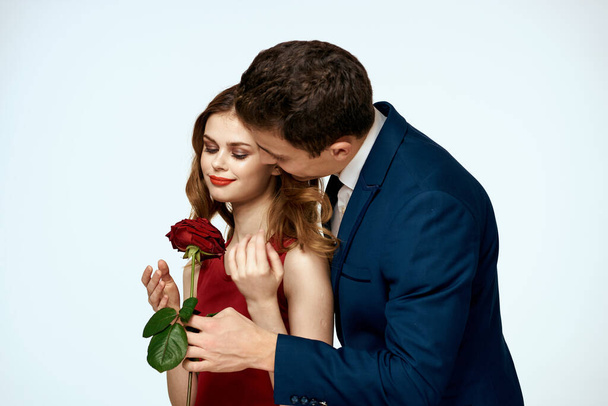 lindo hombre y mujer citas relación rojo rosa estilo de vida romance - Foto, Imagen