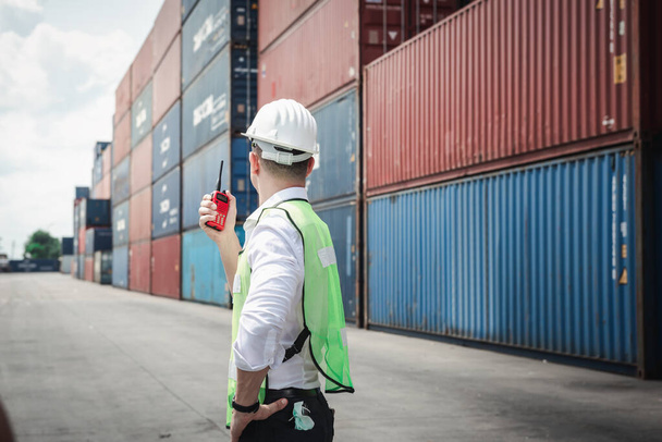 Container Supervisor Control Import / Export bei der Überprüfung von Containern Box in Warehouse Storage Distribution. Containerlogistik Schifffahrtssteuerung der Transportindustrie, Frachtschifffabrik - Foto, Bild