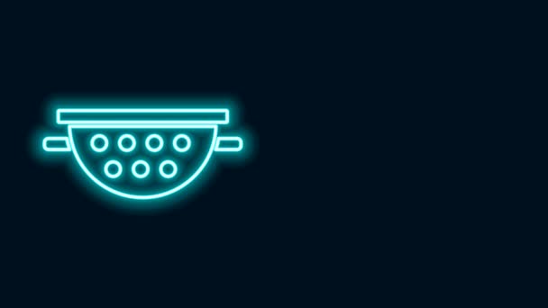 Icono de colador de cocina de línea de neón brillante aislado sobre fondo negro. Utensil de cocina. Signo de cubertería. Animación gráfica de vídeo 4K - Metraje, vídeo