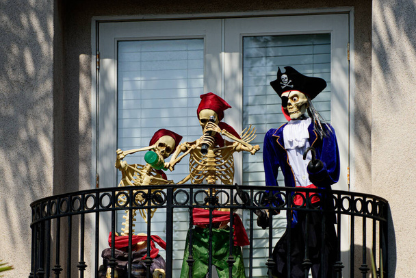 Szkielety piratów na balkonie w domu. Okolice Halloween. Straszne wakacje w domu. Halloween w USA. Tradycje i wystrój domu. Straszne stworzenia.. - Zdjęcie, obraz