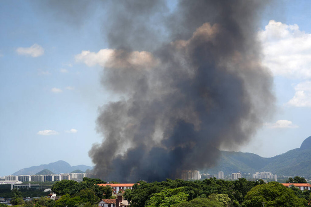 Rio de Janeiro, Brasilien, 20. Oktober 2020.Müllverbrennung auf brachliegendem Land verursacht enormen Rauch in der Nachbarschaft von Jacarepagu im Westen von Rio de Janeiro - Foto, Bild