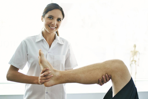 physiotherapist doing treatment with patient in bright office - Foto, Imagem