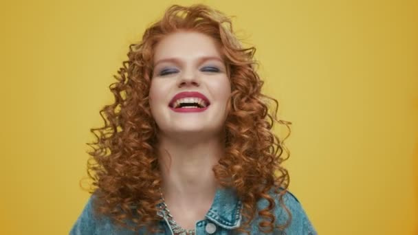 Positive Frau lacht auf gelbem Hintergrund. Glücklich mädchen posiert vor kamera - Filmmaterial, Video