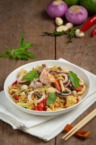 Thai food; stir-fried instant noodles with seafood and variety vegetable - Foto, afbeelding