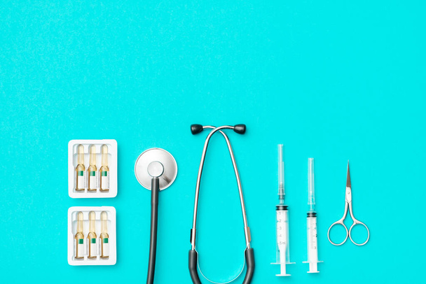 Top view of doctor's table with stethoscope and other equipment. Colored background. Top view. Flat lay - Foto, Imagem