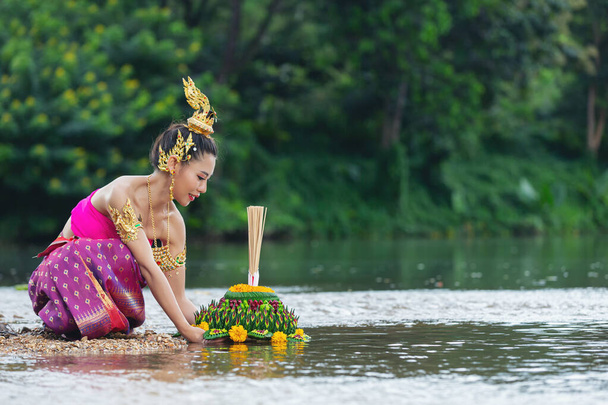 Mulher da Ásia em tailandês vestido tradicional segurar kratong. Festival de Krathong Loy - Foto, Imagem